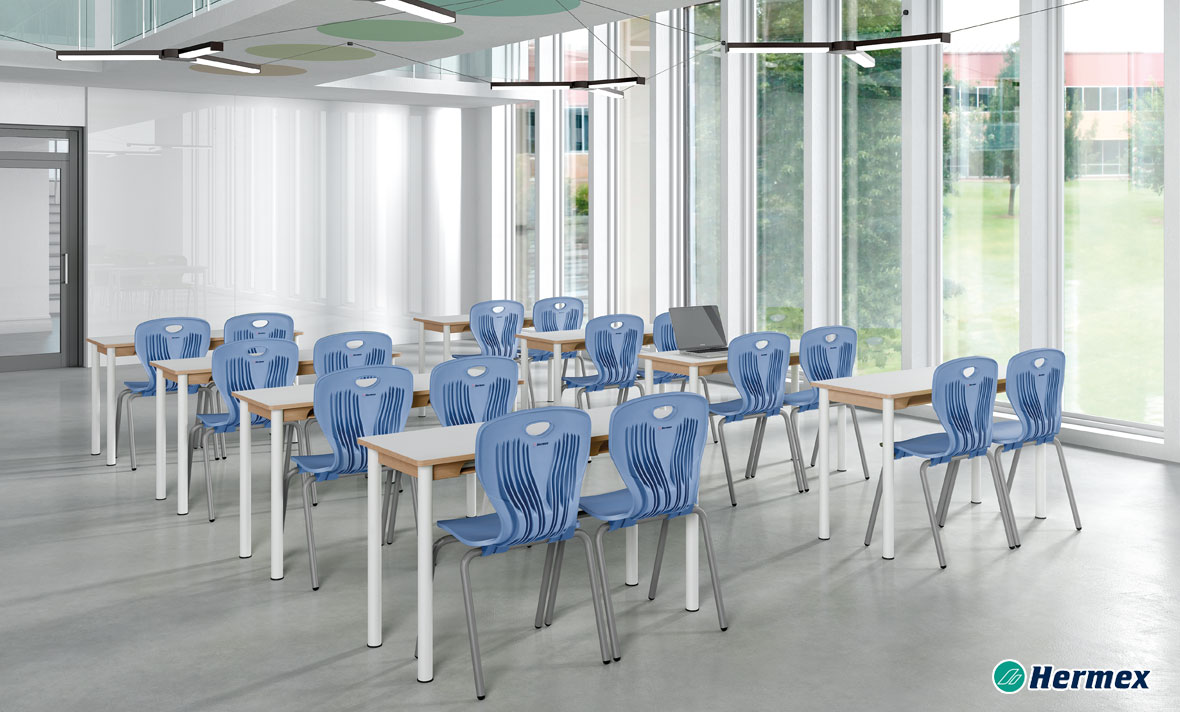 Aula-de-primaria-mesa-madera-y-sillas-class