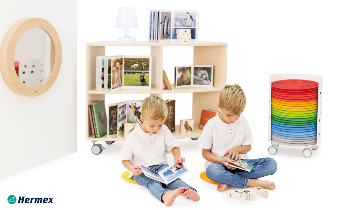 Biblioteca-mueble-curvo-y-cojines